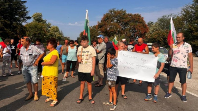 Недоволни от липсата на вода и нормални пътища хора излязоха